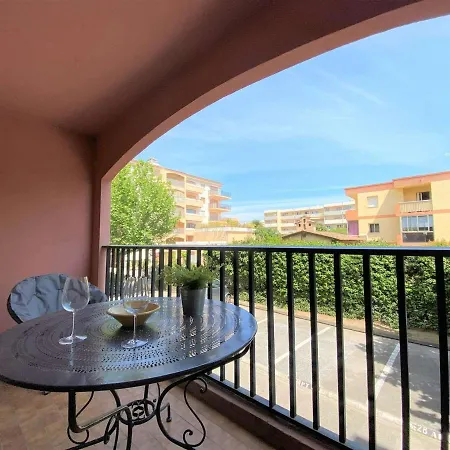 Sainte-maxime, 2 Pieces Avec Piscine, Terrasse, Parking Prive, Proche Et Commerces - Fr-1-226-487 Сент-Максім