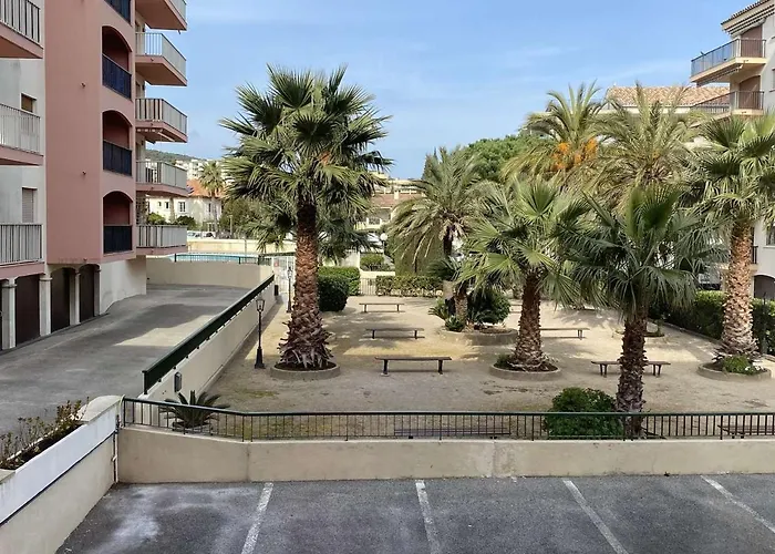 Apartment Sainte-maxime, 2 Pieces Avec Piscine, Terrasse, Parking Prive, Proche Et Commerces - Fr-1-226-487